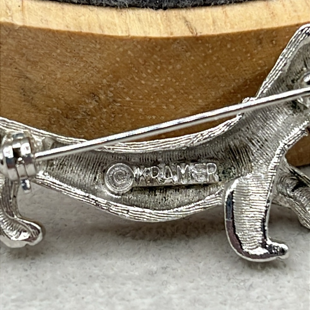 Vintage Kramer Dachshund brooch large faux pearl eye rhinestone collar 2 inches - Picture 5 of 7